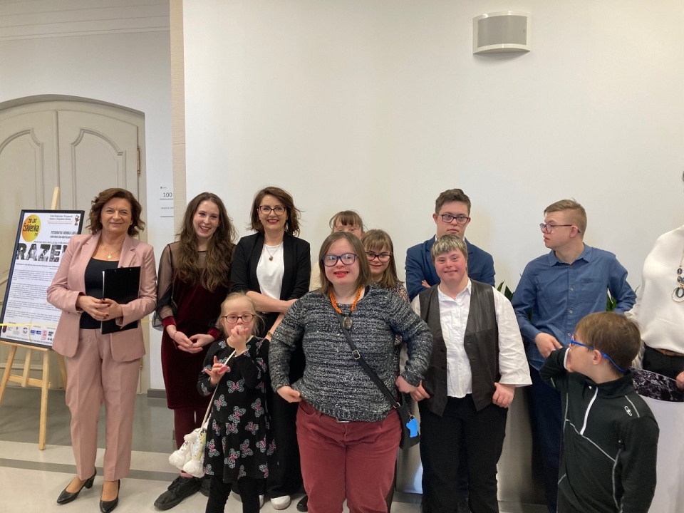 Wystawa fotograficzna „Przyjaciele nie liczą chromosomów” -Marzanna Kuszyńska szefowa Koła, autorka zdjęć Monika Libera, kuratorka wystawy Zosia Marysia Wojtkowiak i Iskierki w UM Szczecin - Koło Rodziców i Przyjaciół Dzieci z Zespołem Downa ISKIERKA TPD