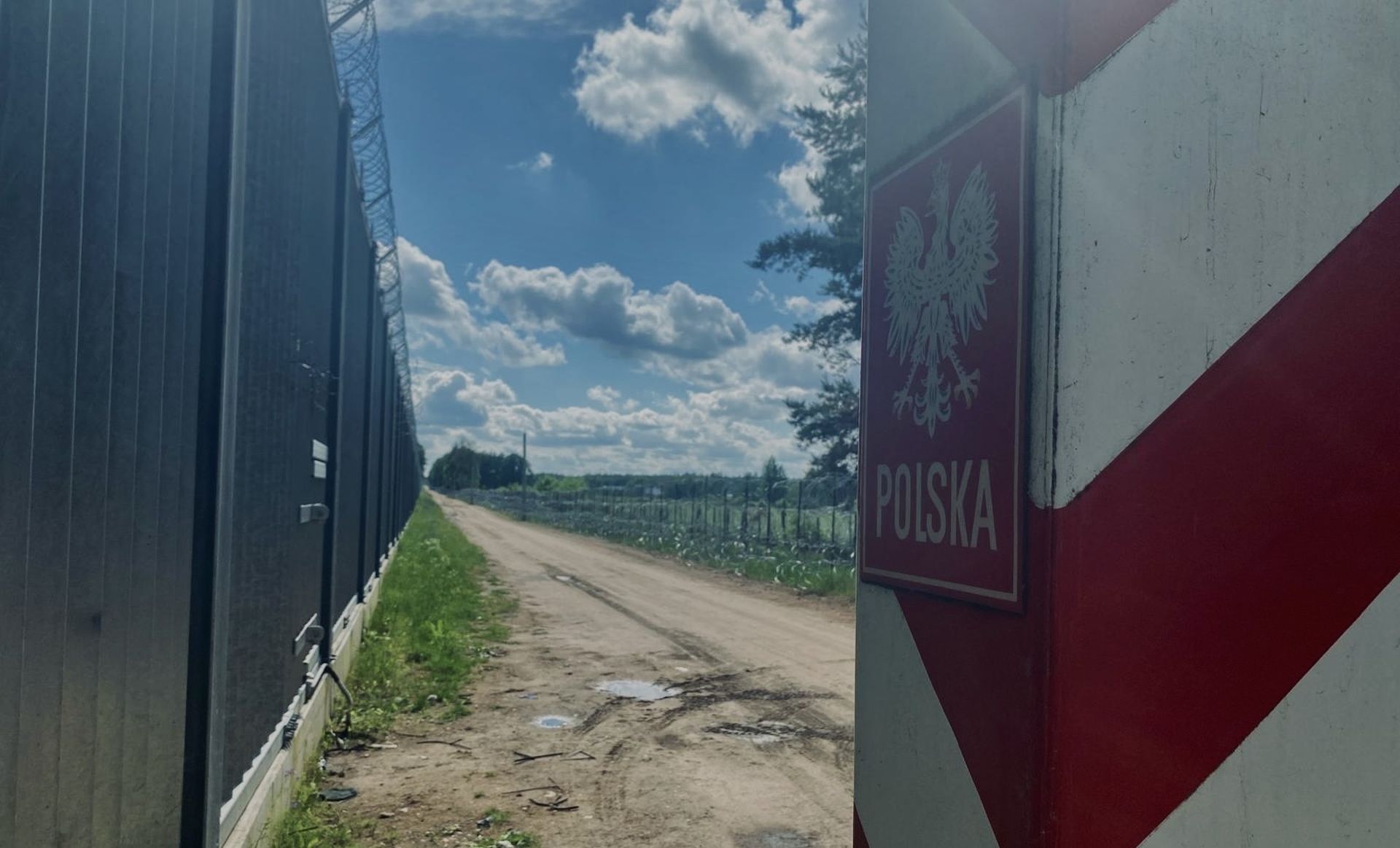 Cały odcinek polsko-białoruskiej granicy w województwie podlaskim jest już objęty nowoczesnym monitoringiem - poinformowało w niedzielę Ministerstwo Spraw Wewnętrznych i Administracji.