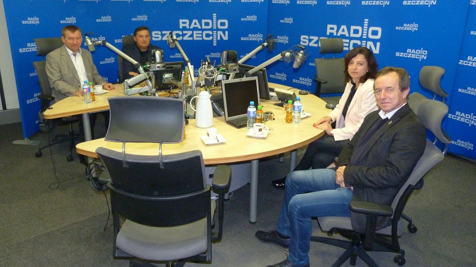 Goście niedzielnej audycji "Kawiarenka polityczna" od lawej: Jarosław Rzepa, Sylwester Chruszcz, Dorota Kąkolewska i Tomasz Grodzki. Poseł Krzysztof Zaremba spóźnił się do audycji. Fot. Jakub Lisowski [Radio Szczecin]