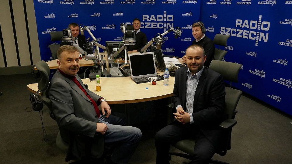Goście "Kawiarenki. U góry: Jarosław Rzepa i Olgierd Geblewicz, u dołu Dariusz Wieczorek i Paweł Mucha. Po prawej Piotr Tolko. Fot. Jakub Lisowski [Radio Szczecin]