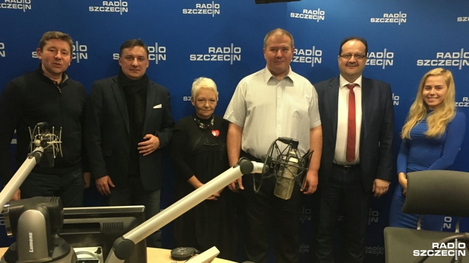 Goście "Kawiarenki" wraz z prowadzącym - red. Piotrem Tolko. Fot. Jacek Rujna [Radio Szczecin]