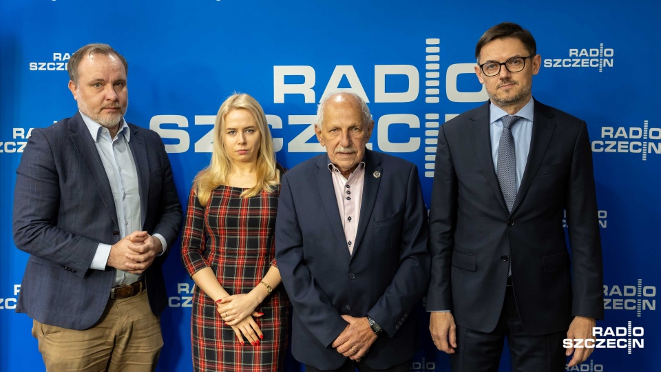 Dr Ewa Milczarek, mecenas Włodzimierz Łyczywek, mecenas Piotr Dobrołowicz, mecenas Michał Olechnowicz. Fot. Robert Stachnik [Radio Szczecin]