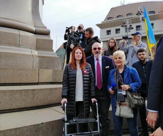 3 Maja, także w pracy. "Obowiązkowa" wizyta pod pomnikiem Adama Mickiewicza we Lwowie. Fot. ze zbiorów prywatnych Galeria