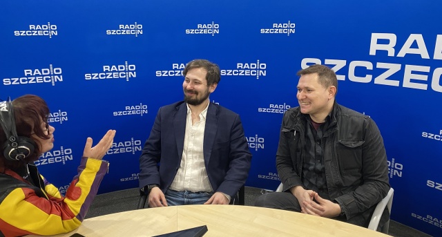 Karol Nasiłowski – kontrabasista (od lewej) i Adam Siewruk – wokalista, gitarzysta, kompozytor i autor tekstów z zespołu Tymczasem udzielająją wywiadu Dorocie Zamolskiej. Fot. Krzysztof Ślusarz Zespół Tymczasem wyrusza w trasę koncertową z „Korowodami słów” [ROZMOWA, ZDJĘCIA]