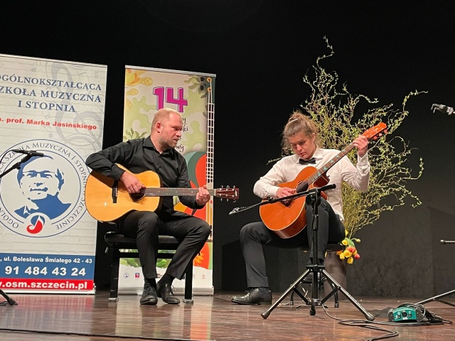 Gitarzyści Mikołaj Biba (od prawej) – zdobywca Grand Prix 14. Ogólnopolskiego Wiosennego Konkursu Gitarowego w 2024 roku i Andrzej Olewiński podczas koncertu laureatów. Fot. Materiały prasowe organizatora Rozpoczyna się 15. Ogólnopolski Wiosenny Konkurs Gitarowy [ROZMOWA, ZDJĘCIA]