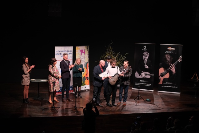 Mikołaj Biba – zdobywca Grand Prix 14. Ogólnopolskiego Wiosennego Konkursu Gitarowego w roku 2024 odbiera dyplomy z rąk prof. Marka Nosala – przewodniczącego jury i gitarę Martinez od Mirosława Kaczorowskiego z firmy Interton Classic – fundatora nagród 14. Konkursu. Fot. Materiały prasowe organizatora Rozpoczyna się 15. Ogólnopolski Wiosenny Konkurs Gitarowy [ROZMOWA, ZDJĘCIA]