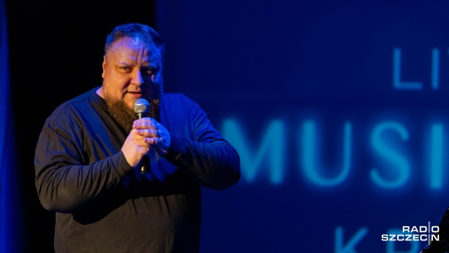 Krzysztof Baranowski – pianista i kompozytor wita publiczność na koncercie. Fot Robert Stachnik [Radio Szczecin] Krzysztof Baranowski | „Moja 'Muzyka pod księżycem' nie ma końca...” (ROZMOWA z ARTYSTĄ, ZDJĘCIA]