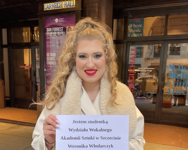 Weronika Włodarczyk – mezzosopranistka przed gmachem Carnegie Hall w Nowym Jorku. Fot. Barbara Włodarczyk Weronika Włodarczyk | „Spełniło się moje największe marzenie. Zadebiutowałam w słynnej nowojorskiej Carnegie Hall...” [ROZMOWA z ARTYSTKĄ, ZDJĘCIA]