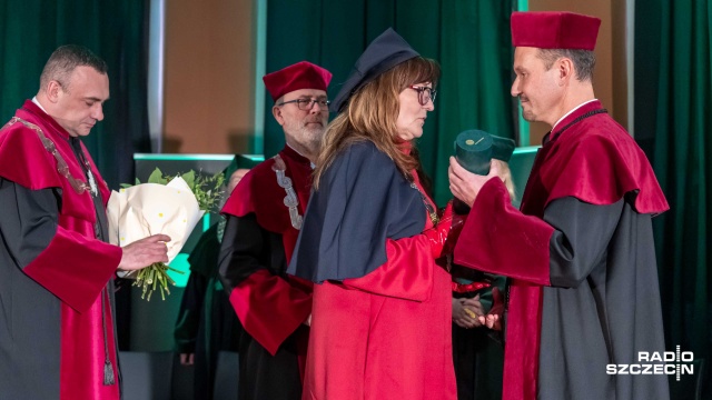 Prof. dr Mariusz Kwiecień – baryton pasowany na doktora honoris causa przez dr hab. Mirosławę Jarmołowicz, prof. AS – rektora Akademii Sztuki w Szczecinie. Fot. Robert Stachnik [Radio Szczecin] Mariusz Kwiecień | „Dla mnie było oczywistym, że będę śpiewał w Metropolitan Opera...” [WYWIAD z ARTYSTĄ, ZDJĘCIA]