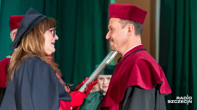 Prof. dr Mariusz Kwiecień – baryton pasowany na doktora honoris causa przez dr hab. Mirosławę Jarmołowicz, prof. AS – rektora Akademii Sztuki w Szczecinie. Fot. Robert Stachnik [Radio Szczecin] Mariusz Kwiecień | „Dla mnie było oczywistym, że będę śpiewał w Metropolitan Opera...” [WYWIAD z ARTYSTĄ, ZDJĘCIA]