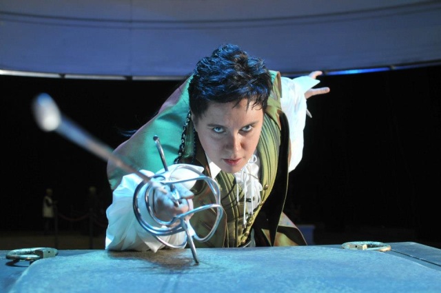 Olga Maroszek kreuje rolę Smetona w operze „Anna Bolena” Gaetana Donizettiego w Teatrze Wielkim w Łodzi. Fot. Maciej Piąsta. Źródło: https://www.facebook.com/photo/?fbid=4668411237683&set=t.1515636284&locale=pl_PL Olga Maroszek | „Zachwyt Pani Ireny Santor moją osobą jest dla mnie najwyższym wyróżnieniem” [ROZMOWA ze ŚPIEWACZKĄ, ZDJĘCIA]