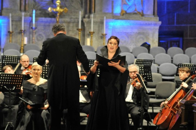 Olga Maroszek – alt w „Stabat Mater” G. B. Pergolesiego z Orkiestrą Teatru Wielkiego w Łodzi pod dyrekcją Eraldo Salmieriego. Fot. Maciej Piąsta. Źródło: https://www.facebook.com/photo.php?fbid=3136071010135&set=t.1515636284&type=3&locale=pl_PL Olga Maroszek | „Zachwyt Pani Ireny Santor moją osobą jest dla mnie najwyższym wyróżnieniem” [ROZMOWA ze ŚPIEWACZKĄ, ZDJĘCIA]