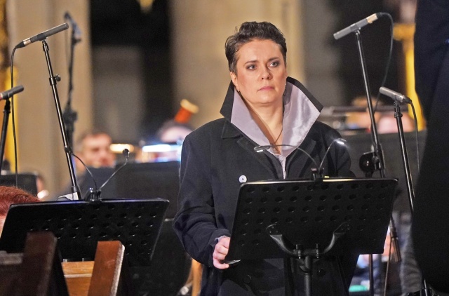 Olga Maroszek – alt z solistami, Chórem i Orkiestrą Teatru Wielkiego w Łodzi pod dyrekcją Rafała Janiaka podczas koncertu REQUIEM poświęconemu Janowi Pawłowi II w 20. rocznicę Jego śmierci w Bazylice Archikatedralnej św. Stanisława Kostki w Łodzi. Fot. Joanna Miklaszewska. Źródło: https://www.facebook.com/photo?fbid=1099637692192182&set=pcb.1099641015525183 Olga Maroszek | „Zachwyt Pani Ireny Santor moją osobą jest dla mnie najwyższym wyróżnieniem” [ROZMOWA ze ŚPIEWACZKĄ, ZDJĘCIA]