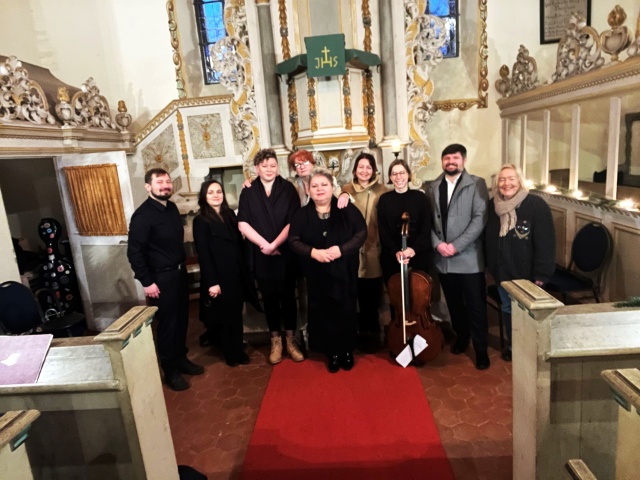 Artyści i organizatorzy koncertu 17 grudnia 2023 roku w kościele w Fahrenwalde. Fot. Materiały prasowe Międzynarodowy Festiwal „Muzyczna podróż śladami Grünebergów”. Koncert (17.12.2023) w hołdzie Barnimowi Grünebergowi