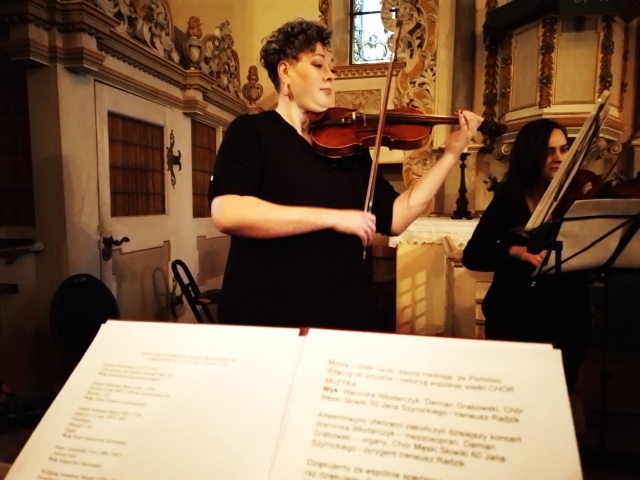 Elżbieta Fabiszak-Dąbrowska (skrzypce), Karolina Hyla-Wybraniec (skrzypce). Koncert 17 grudnia 2023 roku w kościele w Fahrenwalde. Fot. Materiały prasowe Międzynarodowy Festiwal „Muzyczna podróż śladami Grünebergów”. Koncert (17.12.2023) w hołdzie Barnimowi Grünebergowi
