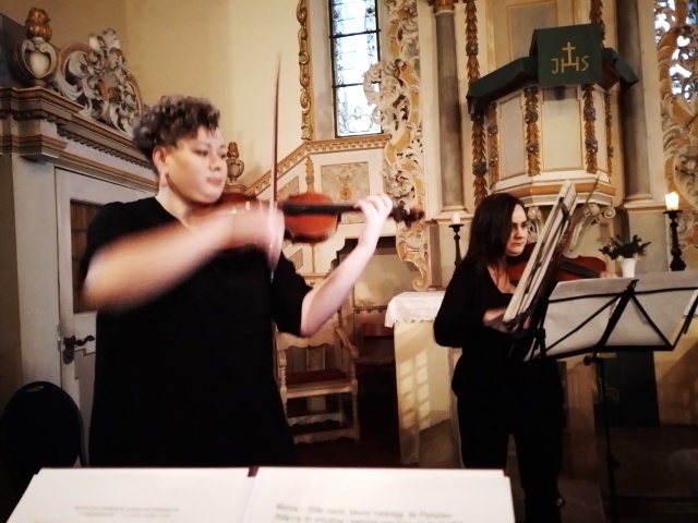 Elżbieta Fabiszak-Dąbrowska (skrzypce), Karolina Hyla-Wybraniec (skrzypce). Koncert 17 grudnia 2023 roku w kościele w Fahrenwalde. Fot. Materiały prasowe Międzynarodowy Festiwal „Muzyczna podróż śladami Grünebergów”. Koncert (17.12.2023) w hołdzie Barnimowi Grünebergowi