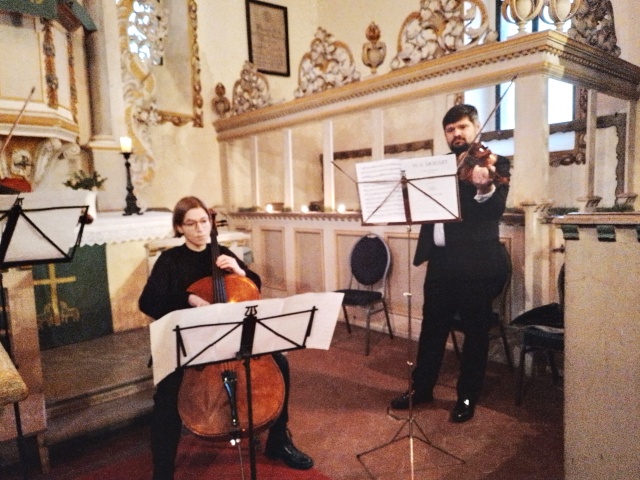 Klara Świdrów (wiolonczela), Dawid Pajdzik (altówka). Koncert 17 grudnia 2023 roku w kościele w Fahrenwalde. Fot. Materiały prasowe Międzynarodowy Festiwal „Muzyczna podróż śladami Grünebergów”. Koncert (17.12.2023) w hołdzie Barnimowi Grünebergowi
