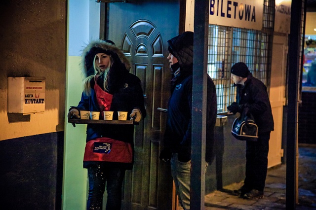 W środę Radio Szczecin częstuje wszystkich przechodniów kawą o smaku orzechowym na Basenie Górniczym. Fot. Paweł Płocharski [Radio Szczecin] Kawa od Radia Szczecin na Basenie Górniczym [ZDJĘCIA]