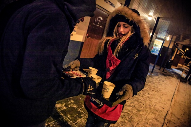 W środę Radio Szczecin częstuje wszystkich przechodniów kawą o smaku orzechowym na Basenie Górniczym. Fot. Paweł Płocharski [Radio Szczecin] Kawa od Radia Szczecin na Basenie Górniczym [ZDJĘCIA]