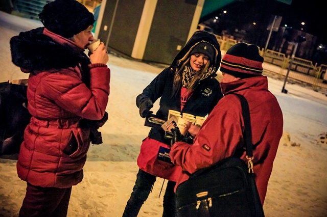 W środę Radio Szczecin częstuje wszystkich przechodniów kawą o smaku orzechowym na Basenie Górniczym. Fot. Paweł Płocharski [Radio Szczecin] Kawa od Radia Szczecin na Basenie Górniczym [ZDJĘCIA]