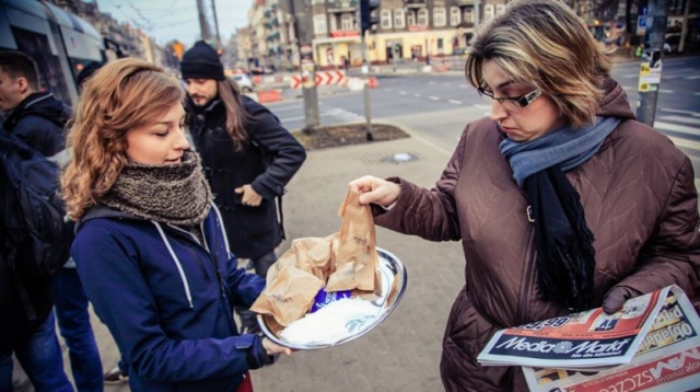 Półtora tysiąca pączków rozdało Radio Szczecin na ulicach miasta. Fot. Paweł Płocharski [Radio Szczecin] Gorące pączki od Radia Szczecin. Idealne na Tłusty Czwartek [ZDJĘCIA, WIDEO]