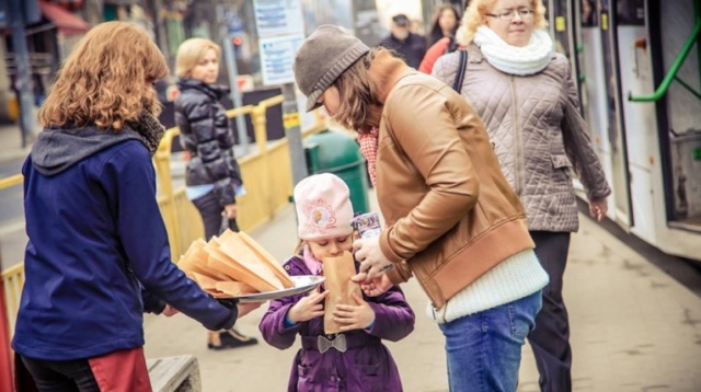 Półtora tysiąca pączków rozdało Radio Szczecin na ulicach miasta. Fot. Paweł Płocharski [Radio Szczecin] Gorące pączki od Radia Szczecin. Idealne na Tłusty Czwartek [ZDJĘCIA, WIDEO]