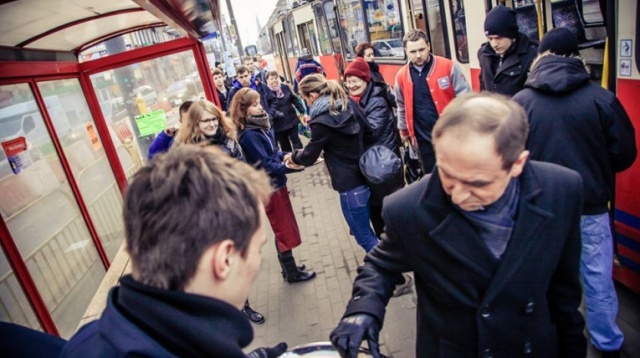 Półtora tysiąca pączków rozdało Radio Szczecin na ulicach miasta. Fot. Paweł Płocharski [Radio Szczecin] Gorące pączki od Radia Szczecin. Idealne na Tłusty Czwartek [ZDJĘCIA, WIDEO]