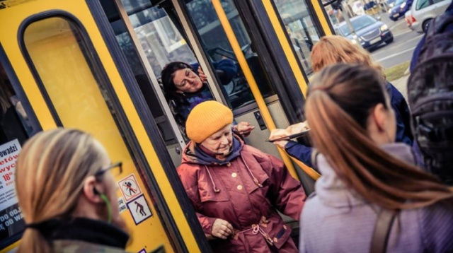 Półtora tysiąca pączków rozdało Radio Szczecin na ulicach miasta. Fot. Paweł Płocharski [Radio Szczecin] Gorące pączki od Radia Szczecin. Idealne na Tłusty Czwartek [ZDJĘCIA, WIDEO]