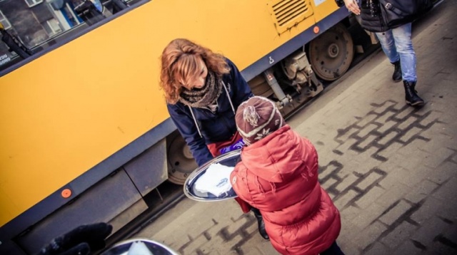 Półtora tysiąca pączków rozdało Radio Szczecin na ulicach miasta. Fot. Paweł Płocharski [Radio Szczecin] Gorące pączki od Radia Szczecin. Idealne na Tłusty Czwartek [ZDJĘCIA, WIDEO]