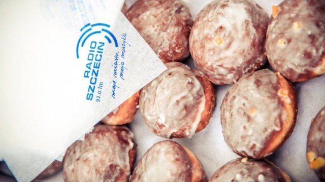 Półtora tysiąca pączków rozdało Radio Szczecin na ulicach miasta. Fot. Paweł Płocharski [Radio Szczecin] Gorące pączki od Radia Szczecin. Idealne na Tłusty Czwartek [ZDJĘCIA, WIDEO]