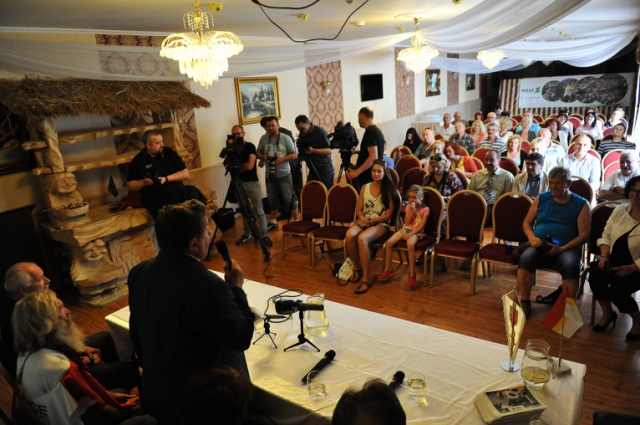 Kajakarz z Polic, który po raz drugi samotnie przepłynął Atlantyk, wrócił do domu. Fot. Łukasz Szełemej [Radio Szczecin] Aleksander Doba wrócił do domu. Przywitały go tłumy [ZDJĘCIA, WIDEO]