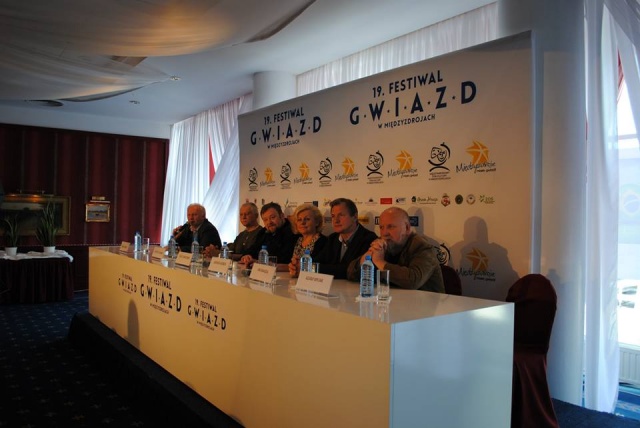 Odsłonięcie odcisków dłoni artystów będzie najważniejszym punktem festiwalu Gwiazd w Międzyzdrojach. Fot. Piotr Sikora [Radio Szczecin] Gwiazdy zjechały nad morze. Rozpoczyna się festiwal [ZDJĘCIA]