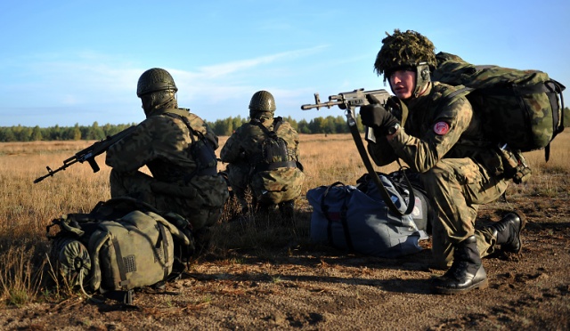 Brytyjscy i polscy spadochroniarze wylądowali w niedzielę rano na poligonie w Drawsku Pomorskim. Żołnierze z brytyjskiej 16. Brygady Desantowo-Szturmowej oraz 6. Brygady Powietrznodesantowej z Krakowa przyłączą się do manewrów "Anakonda". Fot. Łukasz Szeł Polsko-brytyjski zrzut w Drawsku [ZDJĘCIA, WIDEO]