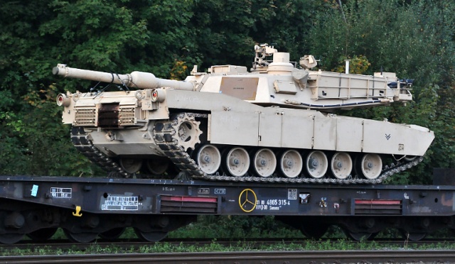 18 amerykańskich czołgów M1 Abrams i transporterów opancerzonych M2A3 Bradley dojechało już do Drawska Pomorskiego. Fot. Łukasz Szełemej [Radio Szczecin] Abramsy i Bradleye wjechały do Drawska [ZDJĘCIA]