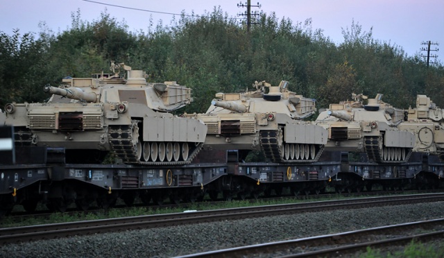 18 amerykańskich czołgów M1 Abrams i transporterów opancerzonych M2A3 Bradley dojechało już do Drawska Pomorskiego. Fot. Łukasz Szełemej [Radio Szczecin] Abramsy i Bradleye wjechały do Drawska [ZDJĘCIA]