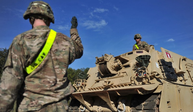 18 amerykańskich czołgów M1 Abrams i transporterów opancerzonych M2A3 Bradley dojechało już do Drawska Pomorskiego. Fot. Łukasz Szełemej [Radio Szczecin] Abramsy i Bradleye wjechały do Drawska [ZDJĘCIA]