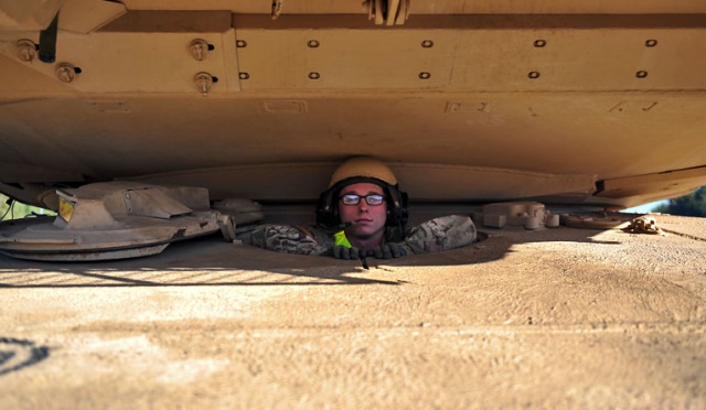 18 amerykańskich czołgów M1 Abrams i transporterów opancerzonych M2A3 Bradley dojechało już do Drawska Pomorskiego. Fot. Łukasz Szełemej [Radio Szczecin] Abramsy i Bradleye wjechały do Drawska [ZDJĘCIA]
