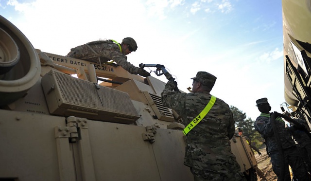 18 amerykańskich czołgów M1 Abrams i transporterów opancerzonych M2A3 Bradley dojechało już do Drawska Pomorskiego. Fot. Łukasz Szełemej [Radio Szczecin] Abramsy i Bradleye wjechały do Drawska [ZDJĘCIA]