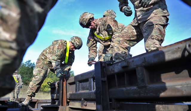 18 amerykańskich czołgów M1 Abrams i transporterów opancerzonych M2A3 Bradley dojechało już do Drawska Pomorskiego. Fot. Łukasz Szełemej [Radio Szczecin] Abramsy i Bradleye wjechały do Drawska [ZDJĘCIA]