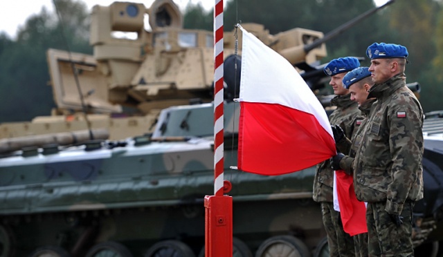 Dwustu amerykańskich żołnierzy z I Dywizji Kawalerii Pancernej w Teksasie oficjalnie rozpoczęło ćwiczenia w Drawsku Pomorskim. Fot. Łukasz Szełemej [Radio Szczecin] Amerykańska kawaleria pancerna ćwiczy w Drawsku [ZDJĘCIA, WIDEO]