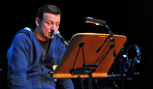 12-osobowa orkiestra, efekty świetlno-dźwiękowe i narracja Roberta Więckiewicza. Fot. Łukasz Szełemej [Radio Szczecin] "Tego nie robił jeszcze nikt w Polsce". Przygotowania do premiery "Błękitnej pustyni" [ZDJĘCIA]