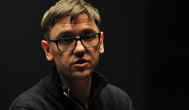 Nikt w Polsce nie robił jeszcze słuchowiska radiowego z reportażu - mówi reżyser audiobooka Krzysztof Czeczot. Fot. Łukasz Szełemej [Radio Szczecin] "Tego nie robił jeszcze nikt w Polsce". Przygotowania do premiery "Błękitnej pustyni" [ZDJĘCIA]