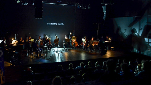 Premiera odbyła się w środę przed kompletem publiczności w sali kameralnej Filharmonii Szczecińskiej. Zagrała 12-osobowa orkiestra. Fot. Jarosław Gaszyński [Radio Szczecin] Publiczność wstrząśnięta i zachwycona słuchowiskiem "Błękitna pustynia" [ZDJĘCIA, WIDEO]