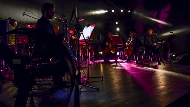 Premiera odbyła się w środę przed kompletem publiczności w sali kameralnej Filharmonii Szczecińskiej. Zagrała 12-osobowa orkiestra. Fot. Jarosław Gaszyński [Radio Szczecin] Publiczność wstrząśnięta i zachwycona słuchowiskiem "Błękitna pustynia" [ZDJĘCIA, WIDEO]