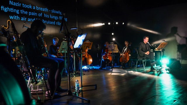Premiera odbyła się w środę przed kompletem publiczności w sali kameralnej Filharmonii Szczecińskiej. Zagrała 12-osobowa orkiestra. Fot. Jarosław Gaszyński [Radio Szczecin] Publiczność wstrząśnięta i zachwycona słuchowiskiem "Błękitna pustynia" [ZDJĘCIA, WIDEO]