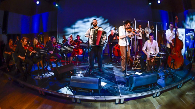 Zespół Bubliczki i Baltic Neopolis Orchestra wystąpił wspólnie w studio koncertowym Radia Szczecin im. Jana Szyrockiego. Fot. Jarosław Gaszyński [Radio Szczecin] Bałkańskie brzmienia w Radiu Szczecin [WIDEO, ZDJĘCIA]