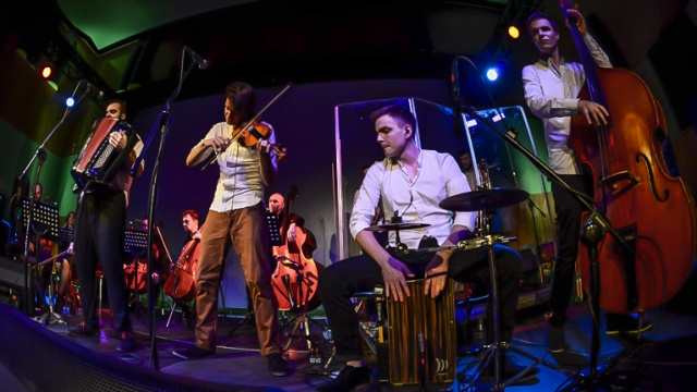 Zespół Bubliczki i Baltic Neopolis Orchestra wystąpił wspólnie w studio koncertowym Radia Szczecin im. Jana Szyrockiego. Fot. Jarosław Gaszyński [Radio Szczecin] Bałkańskie brzmienia w Radiu Szczecin [WIDEO, ZDJĘCIA]