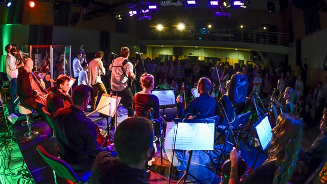 Zespół Bubliczki i Baltic Neopolis Orchestra wystąpił wspólnie w studio koncertowym Radia Szczecin im. Jana Szyrockiego. Fot. Jarosław Gaszyński [Radio Szczecin] Bałkańskie brzmienia w Radiu Szczecin [WIDEO, ZDJĘCIA]