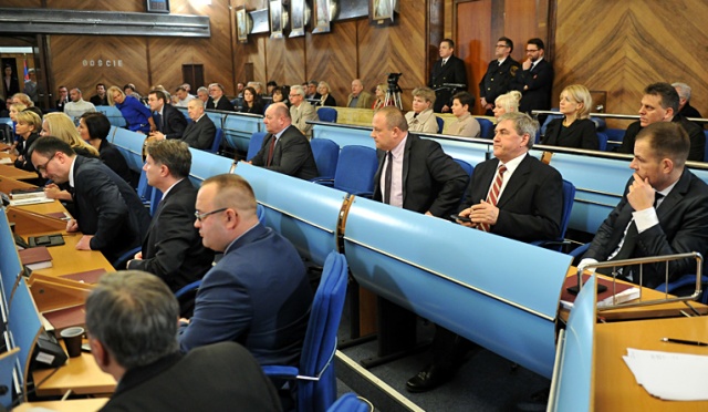 Szczecińska rada miasta. Fot. Łukasz Szełemej [Radio Szczecin] Inauguracyjna sesja rady miasta nowej kadencji została przerwana [ZDJĘCIA]