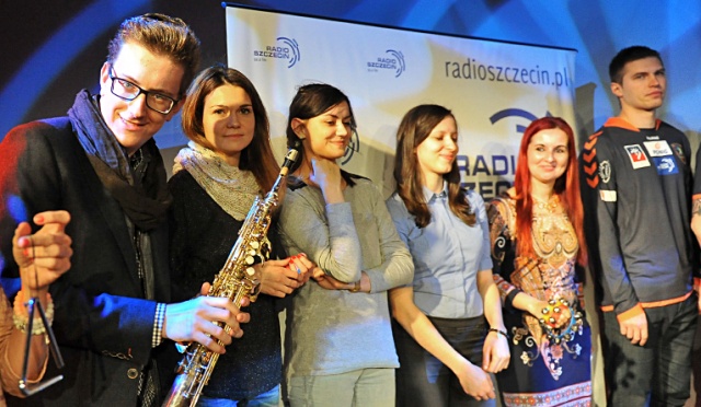Zawodnicy King Wilków Morskich i Pogoni Gaz-System nagrali kolędę w studiu Radia Szczecin. Pomogli im nasi dziennikarze. Fot. Łukasz Szełemej [Radio Szczecin] Koszykarze i szczypiorniści kolędują. Premiera teledysku [WIDEO, ZDJĘCIA]